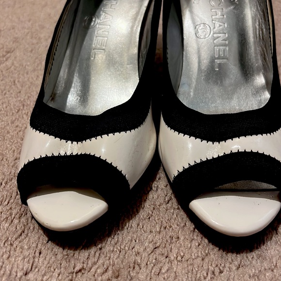 Vintage CHANEL Two Tone Stretch Cap Toe Pump - Picture 6 of 7